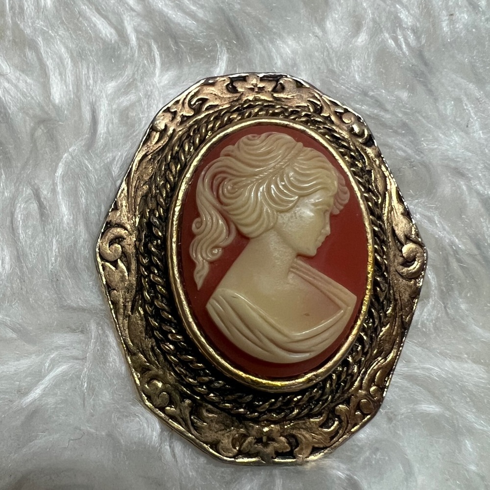 Vintage PERI Cameo Brooch